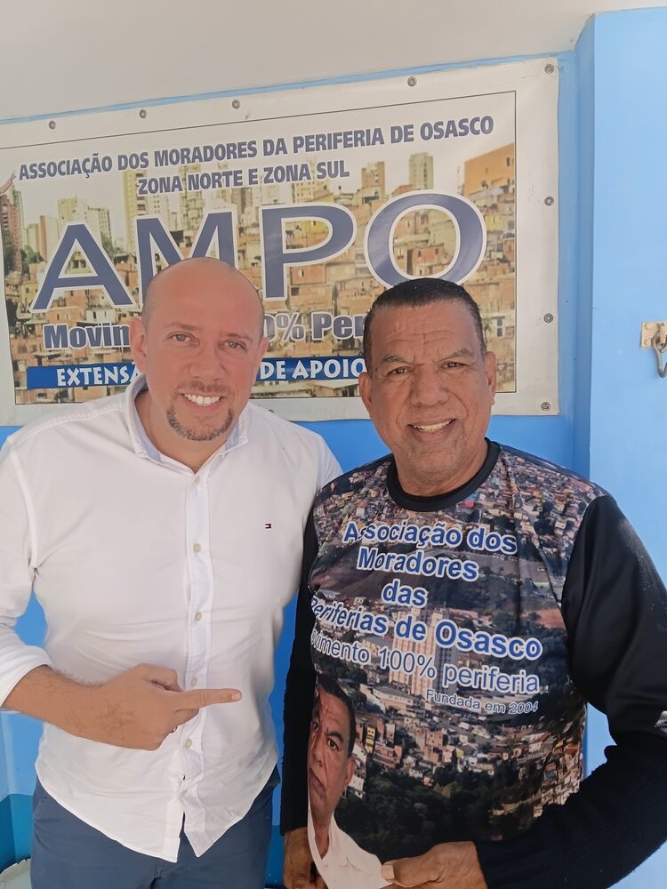 Rodrigo Moraes com liderança da Associação dos Moradores da Periferia de Osasco